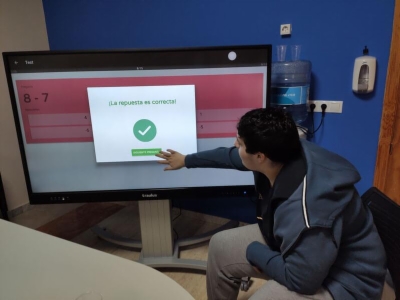 Nuevo material, consiste en un monitor interactivo Traulux de 65