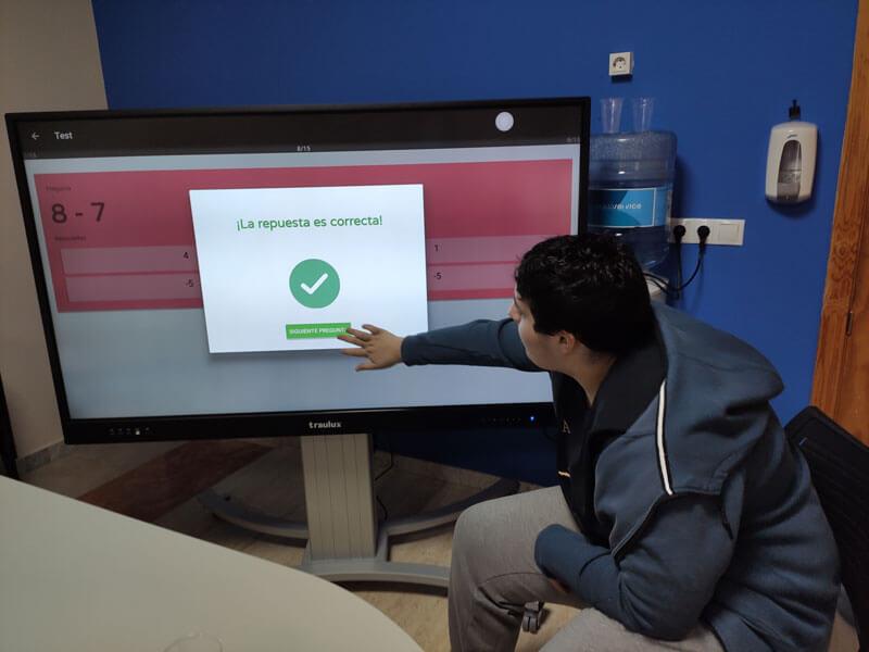 Nuevo material, consiste en un monitor interactivo Traulux de 65