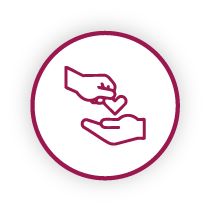 Mano donando un corazón a otra mano